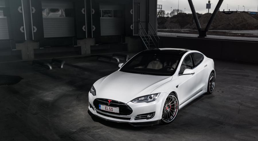  Tesla Model S by RevoZport 2015 года  (фото 7 из 8)